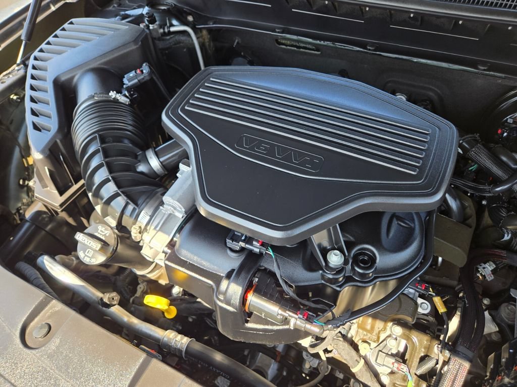 Used 2020 GRAPHITE METALLIC Chevrolet LT image 17