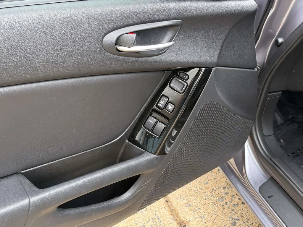 Used 2005 Gray Mazda Sport image 31