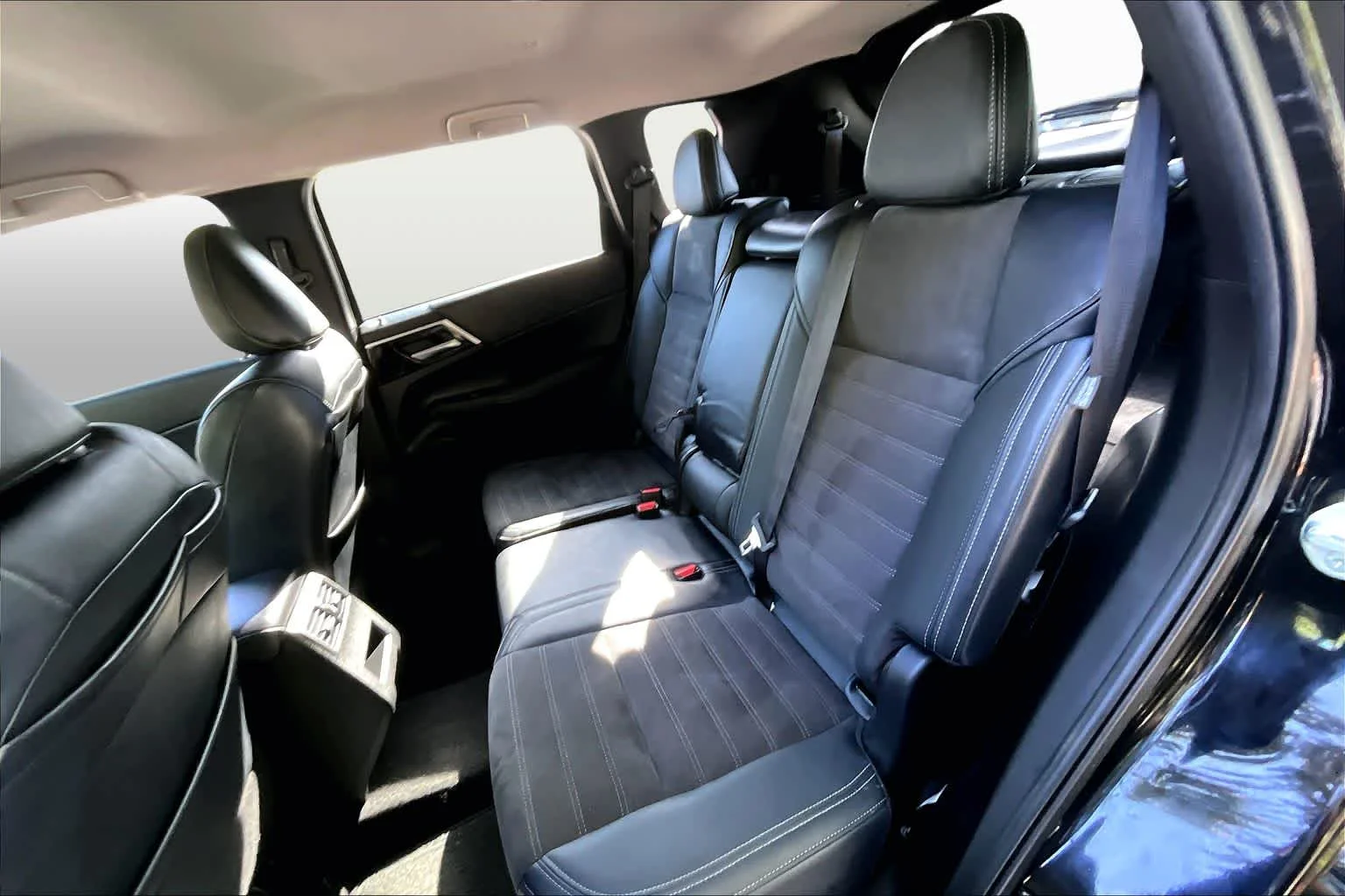 Used 2024 Labrador Black Pearl Mitsubishi SE image 22