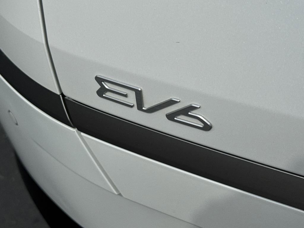 Used 2023 White Kia Wind image 14