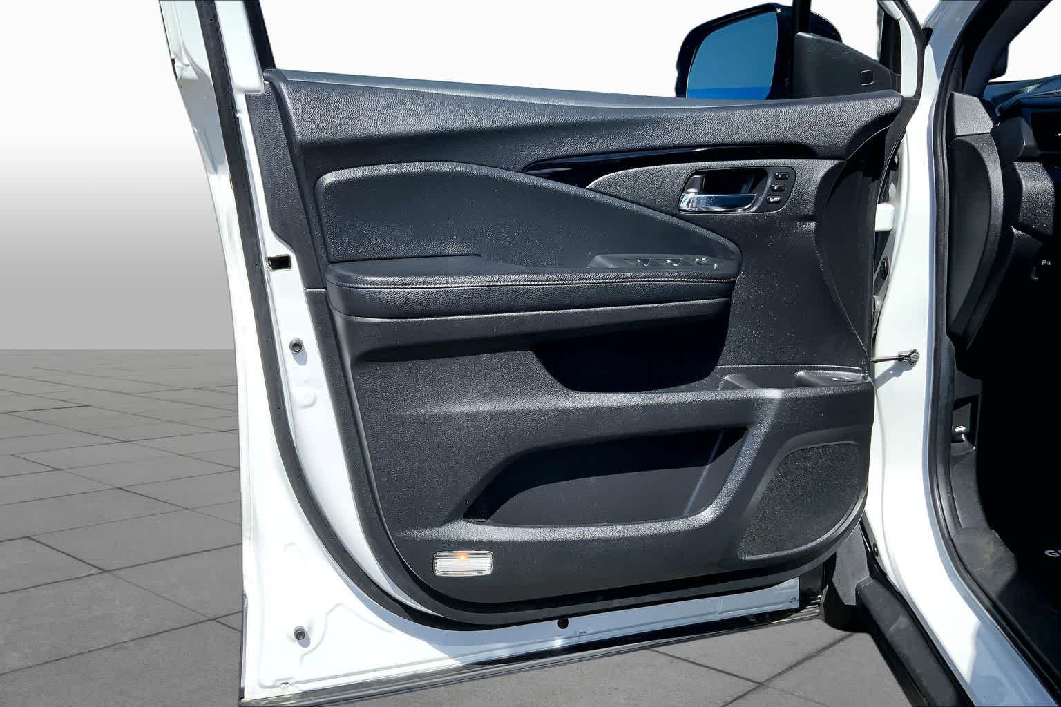 Used 2021 Platinum White Pearl Honda Touring 8-Passenger image 22
