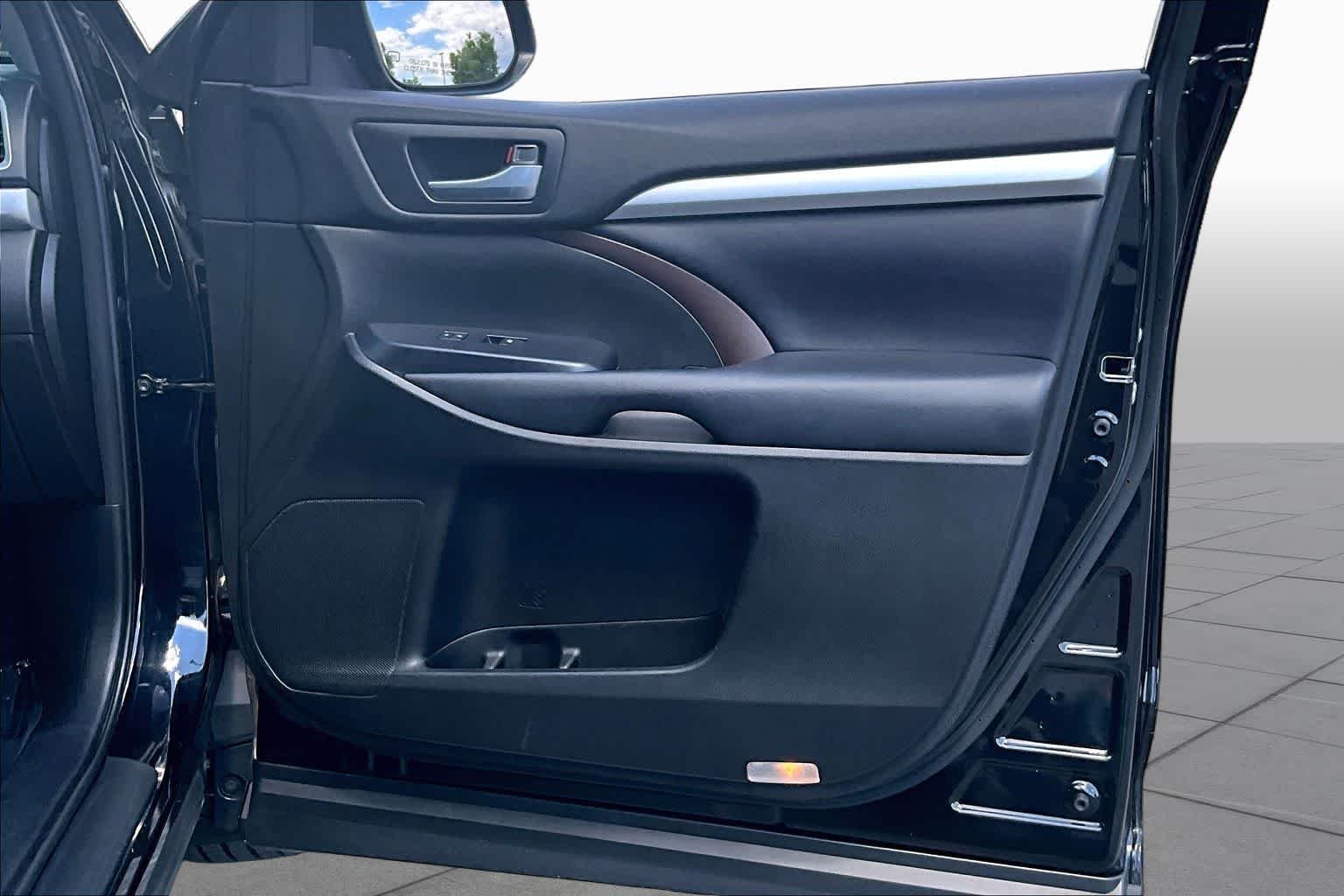 Used 2018 Midnight Black Metallic Toyota XLE image 23