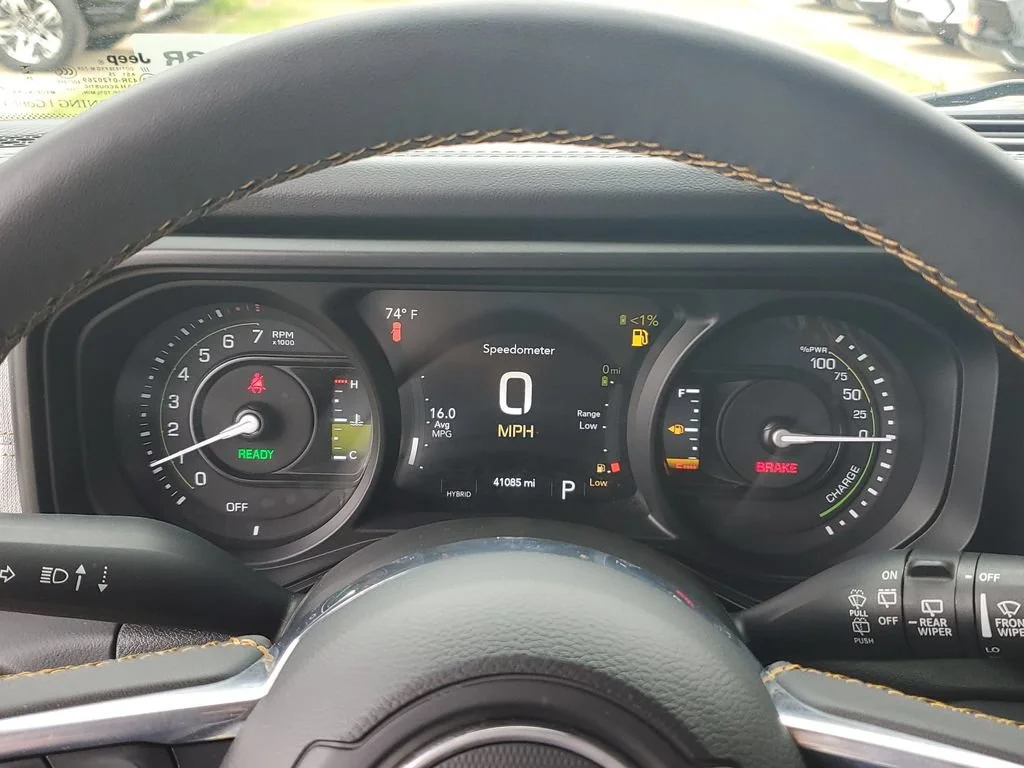 Used 2024  Jeep Sahara image 31