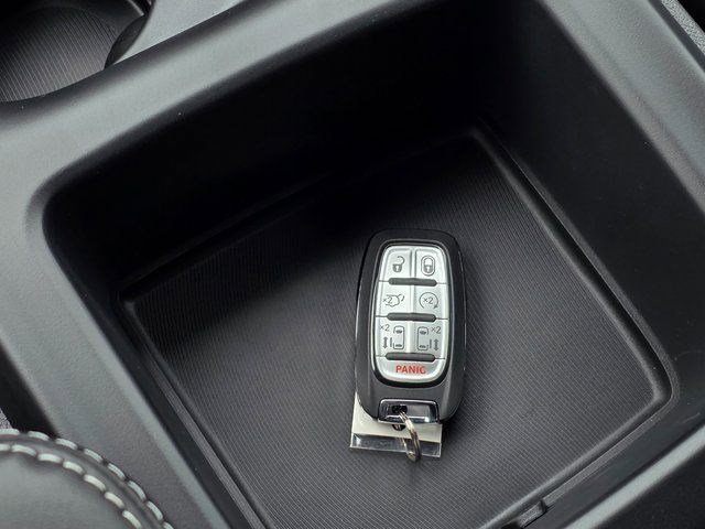 New 2026 Diamond Black Crystal Pearl-Coat Exterior Paint Chrysler Select image 36