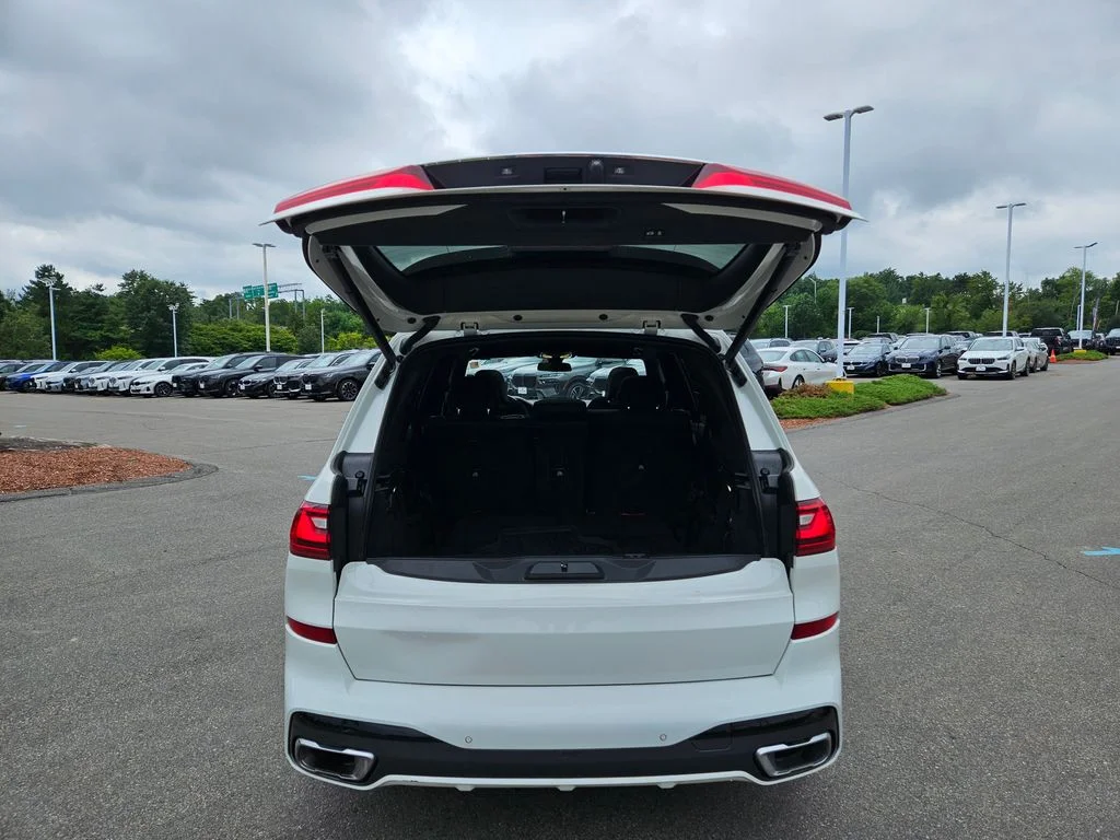 Certified Used 2022 Alpine White BMW xDrive40i image 11