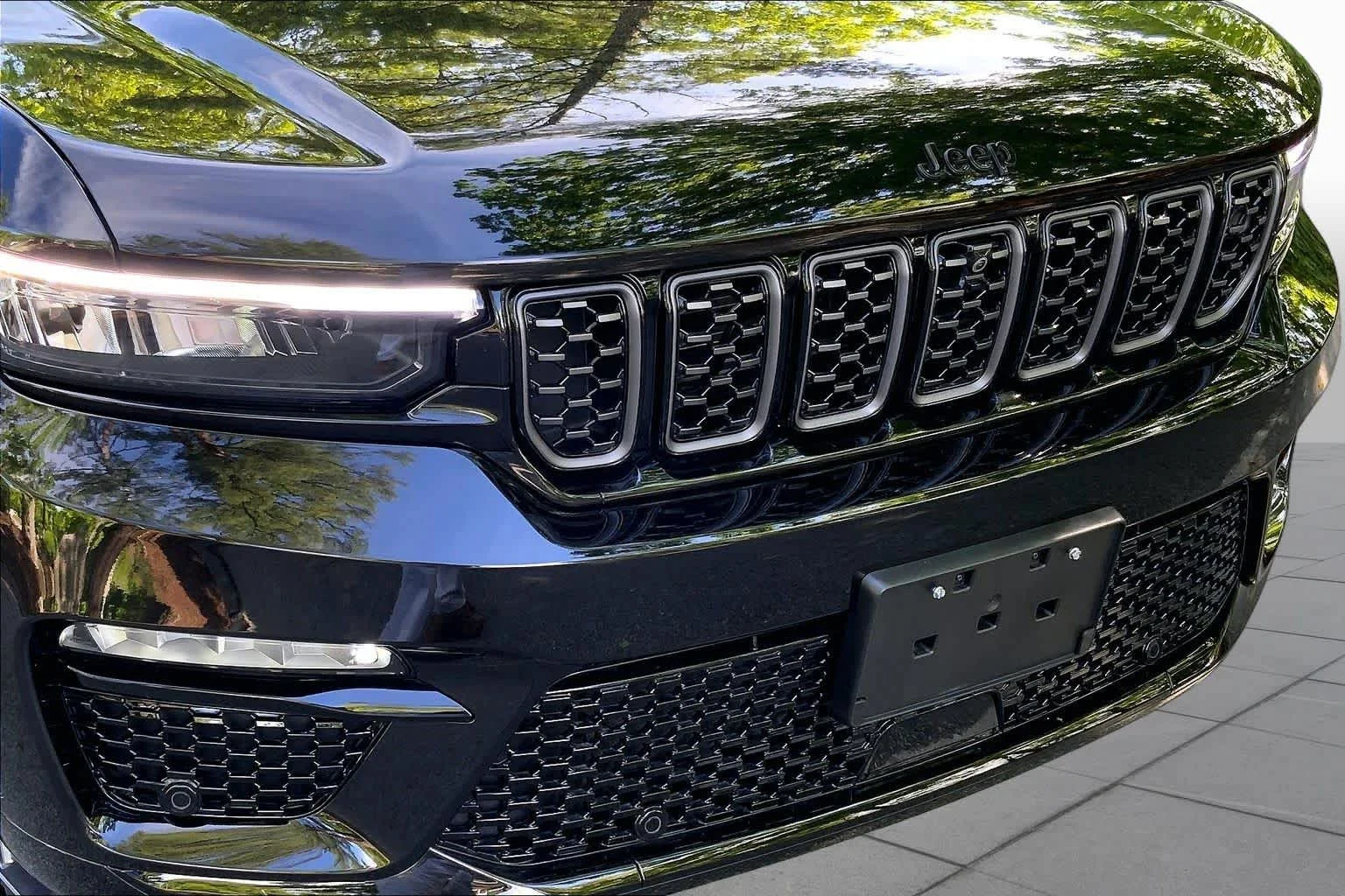 Used 2025 Diamond Black Crystal Pearlcoat Jeep Summit Reserve image 29