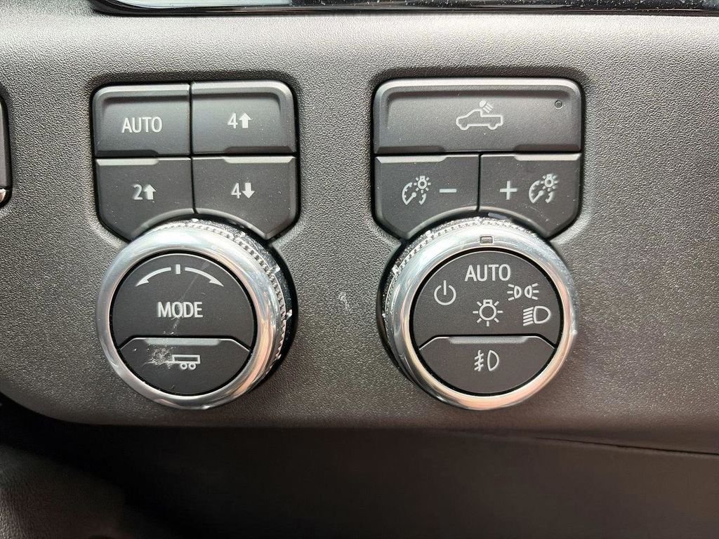 Used 2025 White GMC Elevation image 24