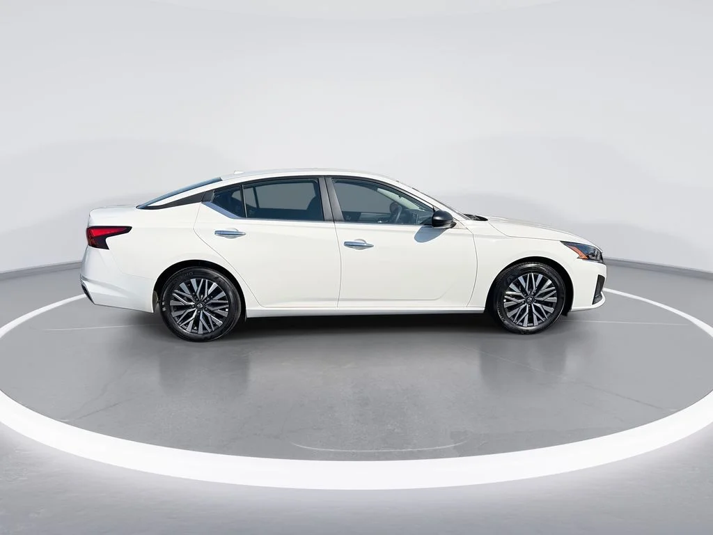 Used 2025 White Nissan 2.5 SV image 9