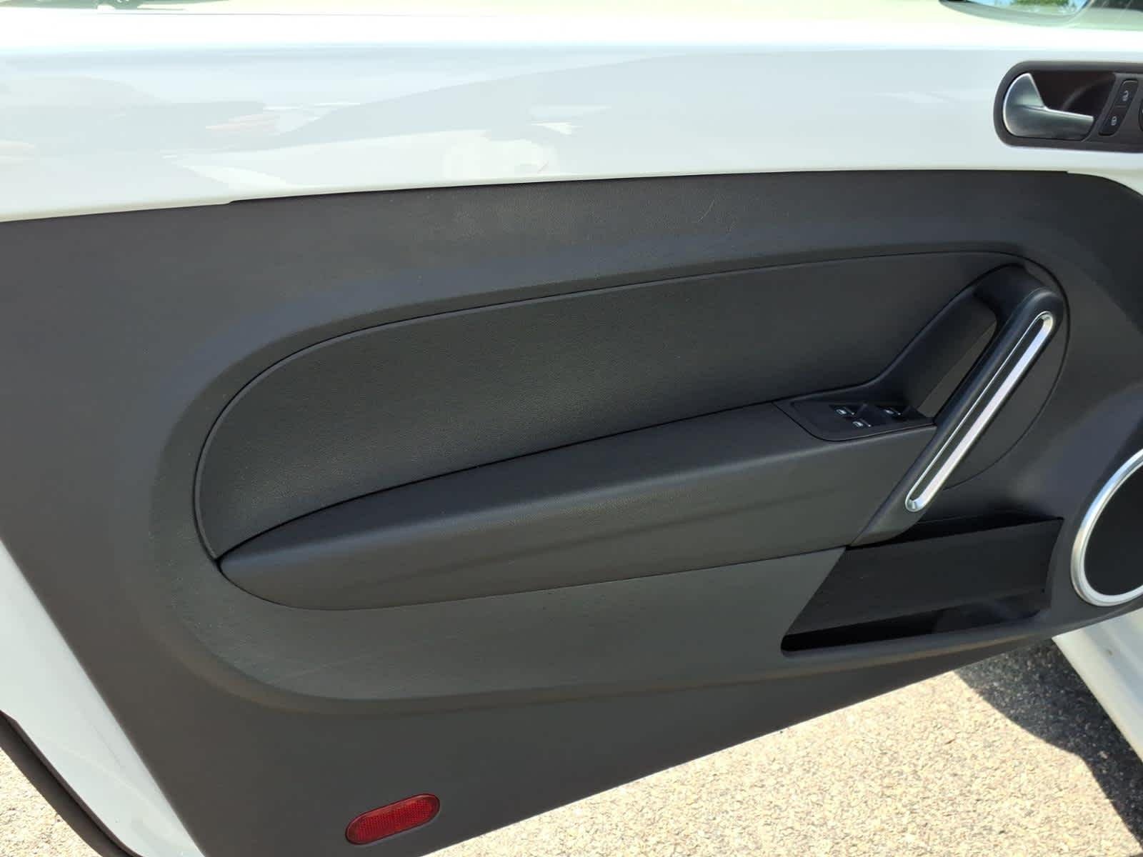 Used 2018 Pure White/Black Roof Volkswagen S image 9