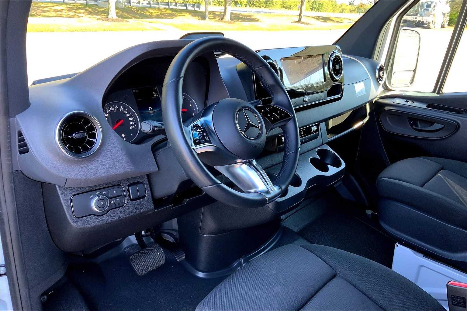 Used 2025 Arctic White Mercedes-Benz  image 9