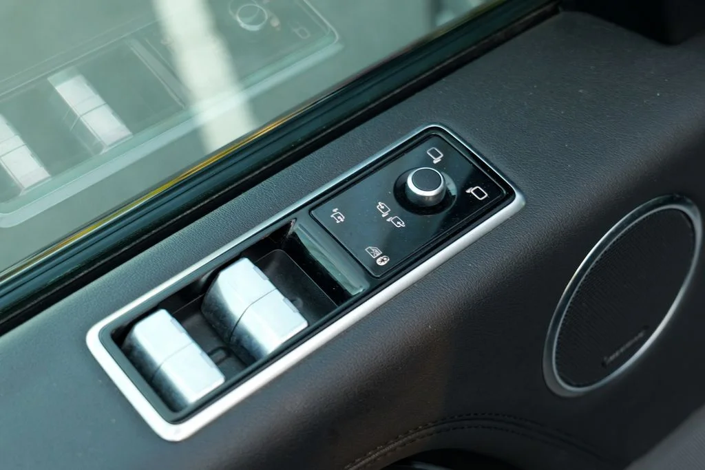 Used 2020 Santorini Black Metallic Land Rover HSE image 19