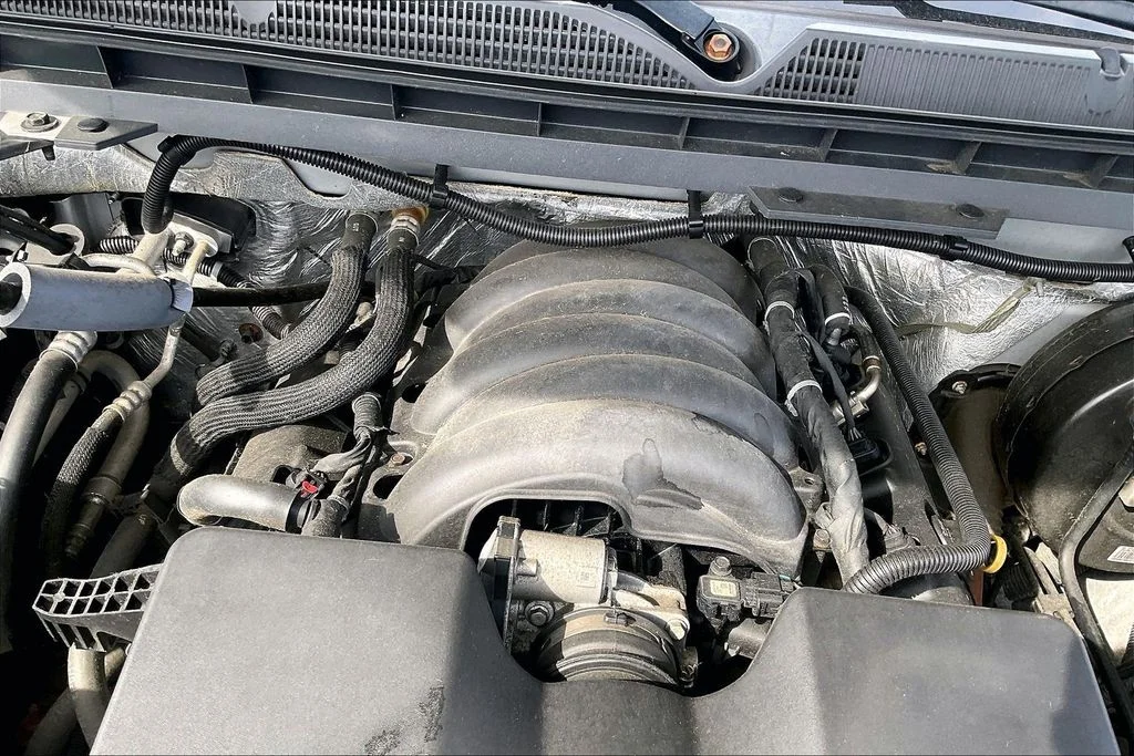 Used 2018 Silver Ice Metallic Chevrolet Custom image 31