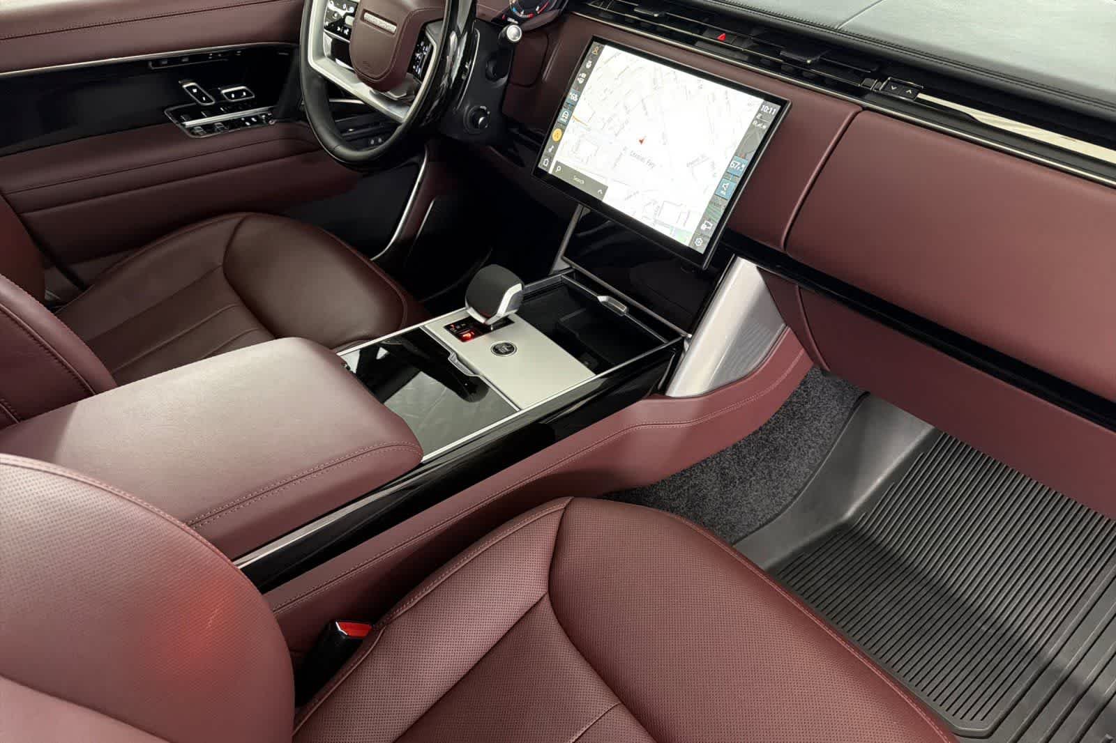 Used 2025  Land Rover Autobiography image 16
