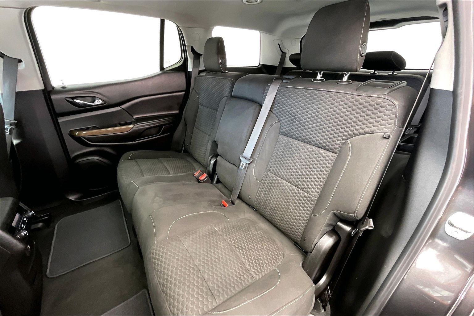 Used 2019 Iridium Metallic GMC SLE image 19