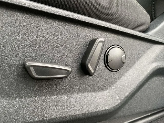 New 2025 Oxford White Ford XLT image 13