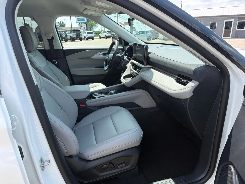 New 2026 Star White Metallic Tri-Coat Ford Active image 22
