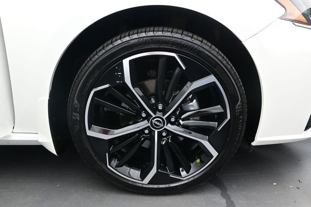 Used 2025 Pearl White Tricoat Nissan 2.5 SR image 16
