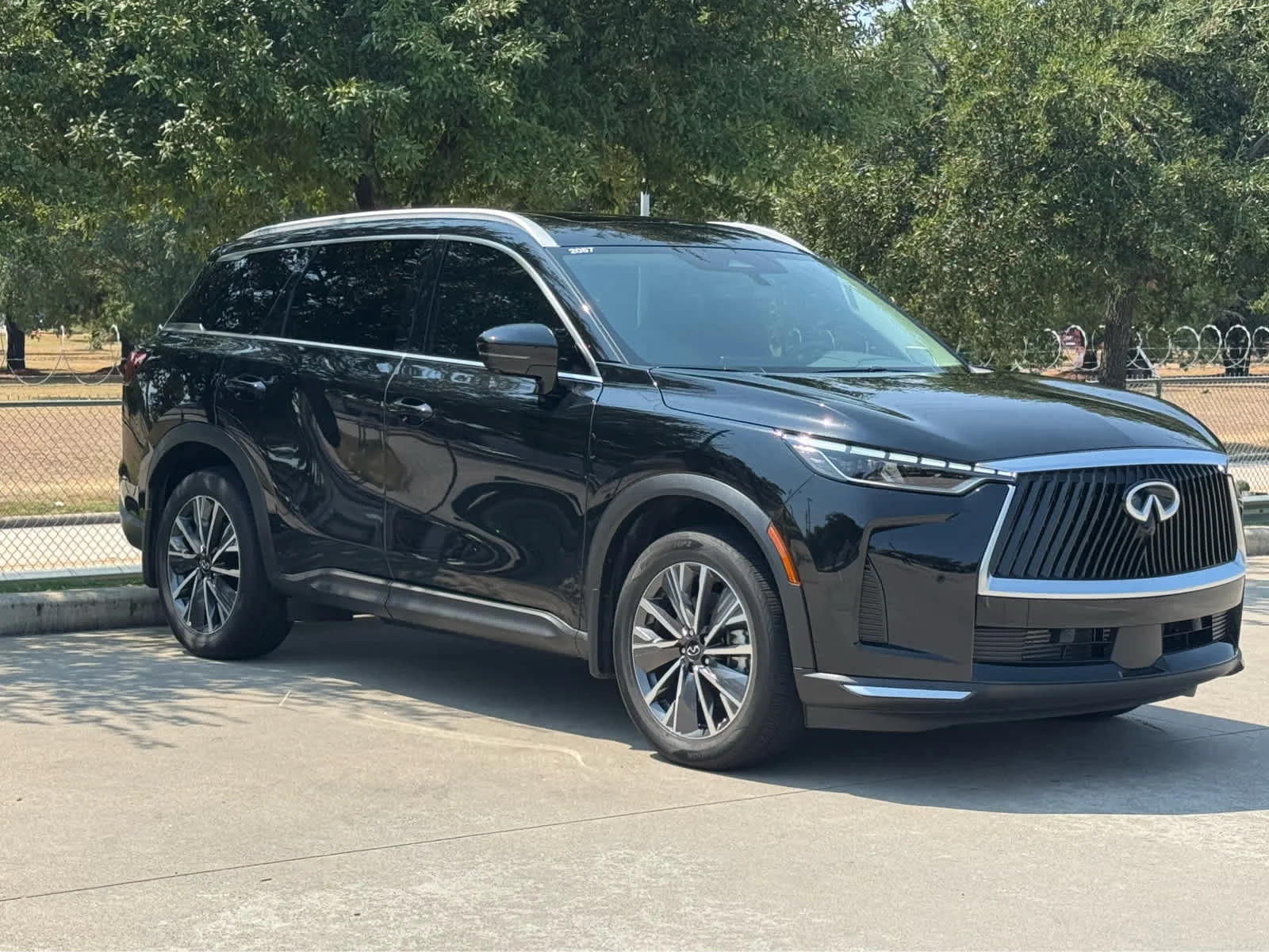 Certified Used 2027 Mineral Black INFINITI LUXE image 4