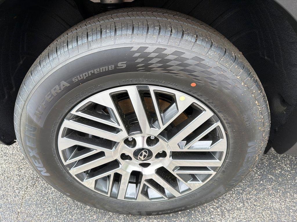 New 2026 Black Hyundai SE FWD image 17