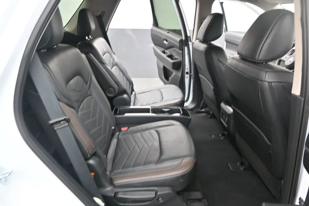 Used 2025 White Nissan Platinum image 29