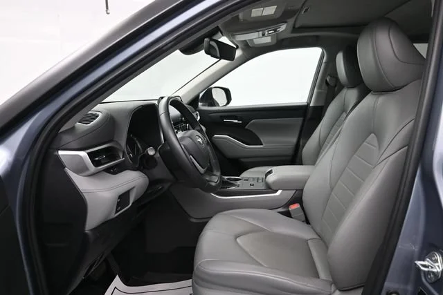 Used 2022 Moon Dust Toyota XLE image 9