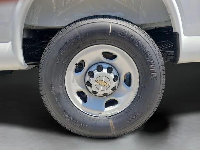 New 2026 Summit White Chevrolet WT image 30