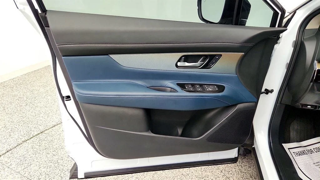 Used 2025 Everest White Pearl Tricoat/Super Black Nissan AWD Platinum w/ Illuminated Cargo Scuff Plate image 11