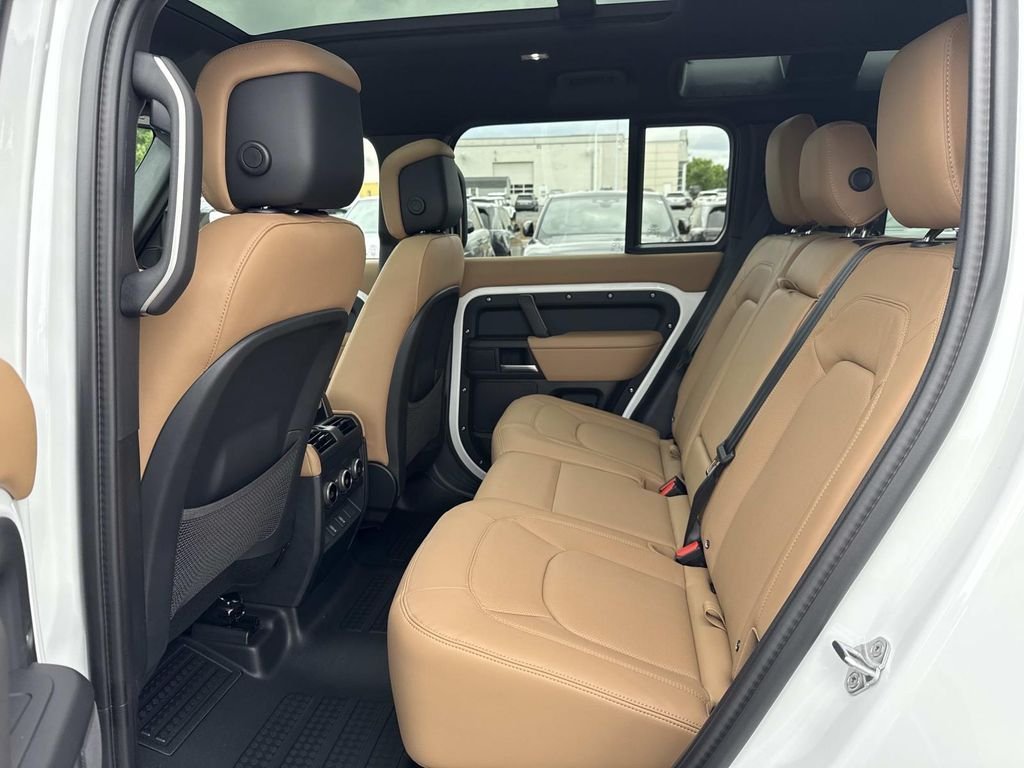 New 2026 Fuji White Land Rover X-Dynamic SE image 16