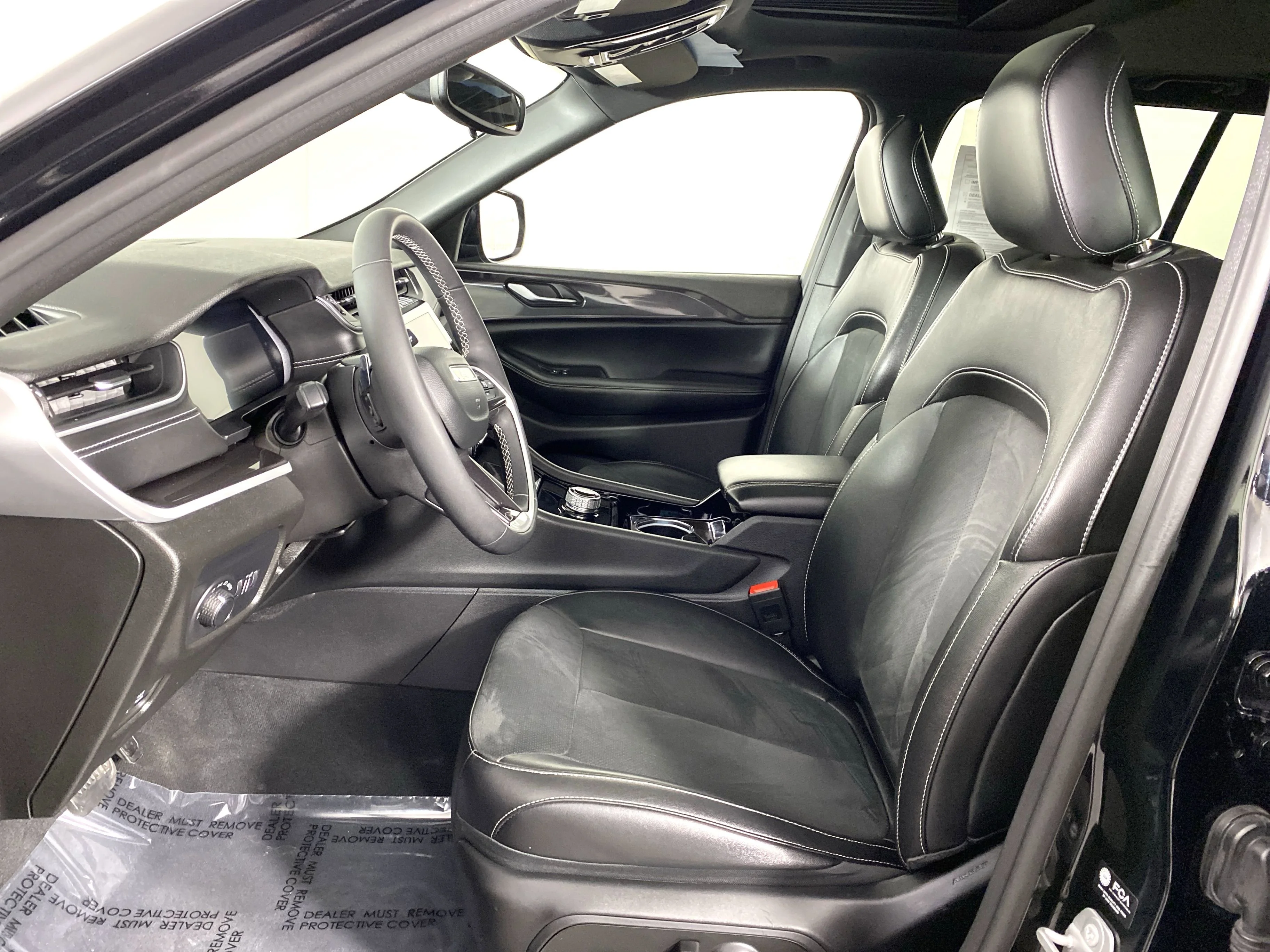 Used 2023 Diamond Black Crystal Pearlcoat Jeep Altitude image 16