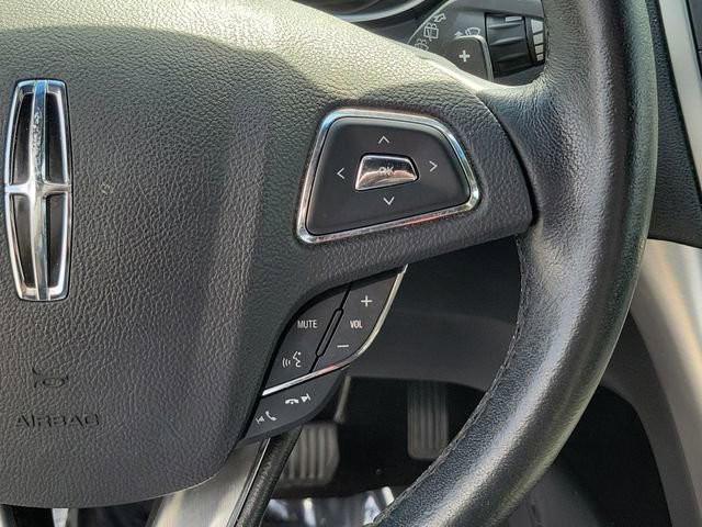 Used 2016 White Lincoln Premiere image 24