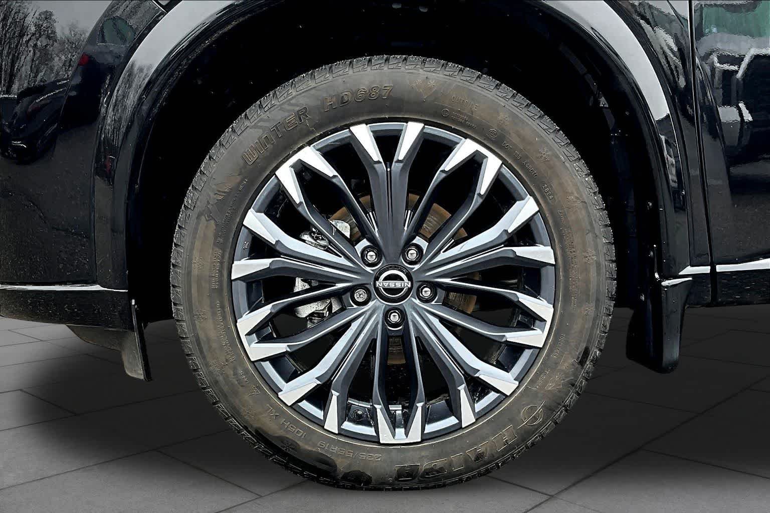 Used 2025 Super Black Nissan Platinum image 21