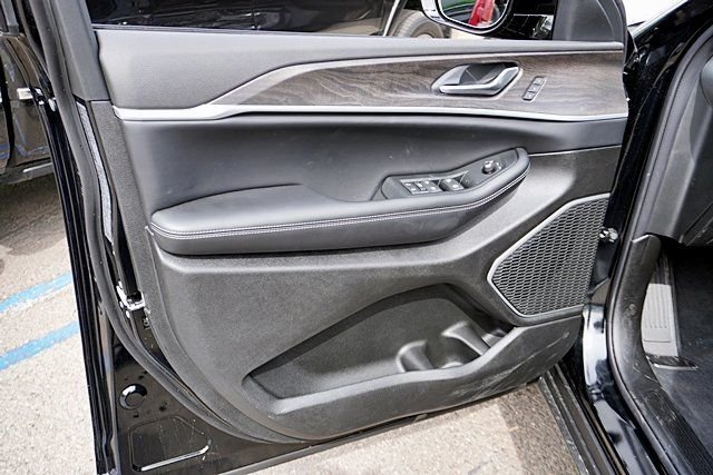 New 2026 Diamond Black Crystal Pearl-Coat Exterior Paint Jeep Limited image 26