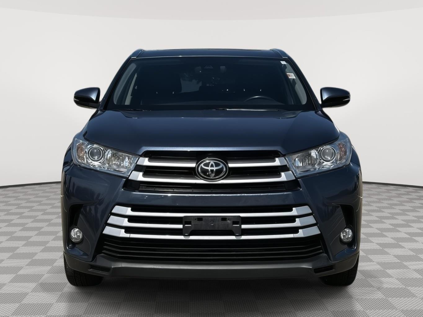 Used 2017 Toyota Highlander XLE with VIN 5TDJZRFH1HS422587 for sale in Kansas City