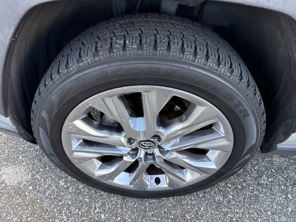 Used 2021  Toyota XLE image 11