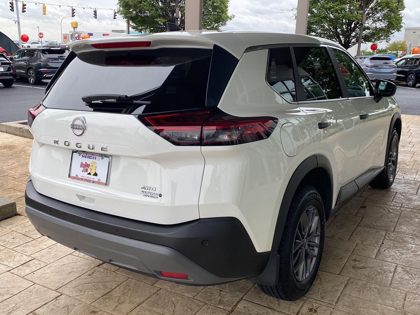 Certified Used 2023 Glacier White Nissan S image 7