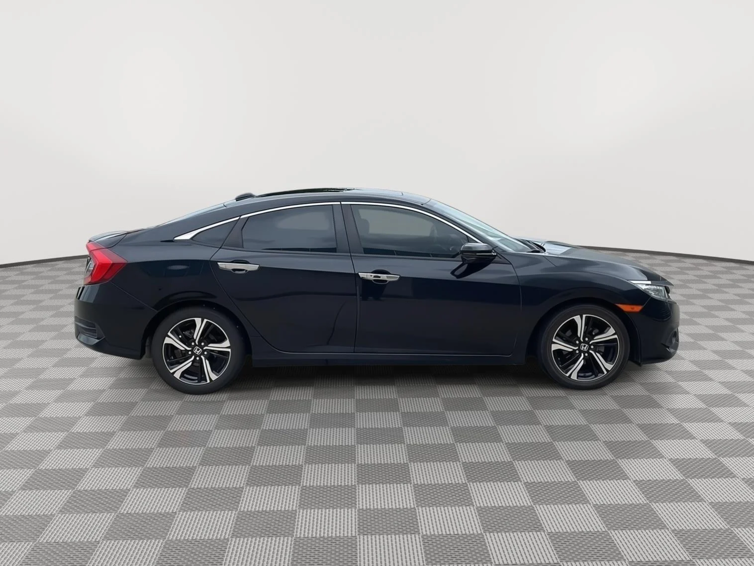 Used 2018  Honda Touring image 2