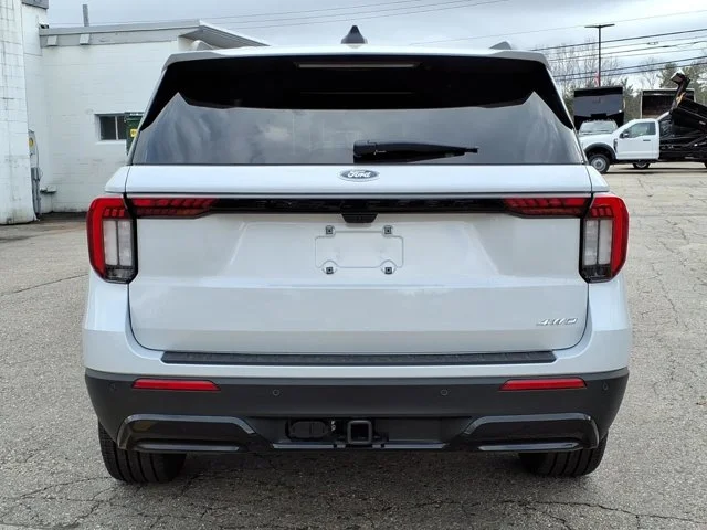 New 2026 Space White Metallic Ford ST-Line image 25