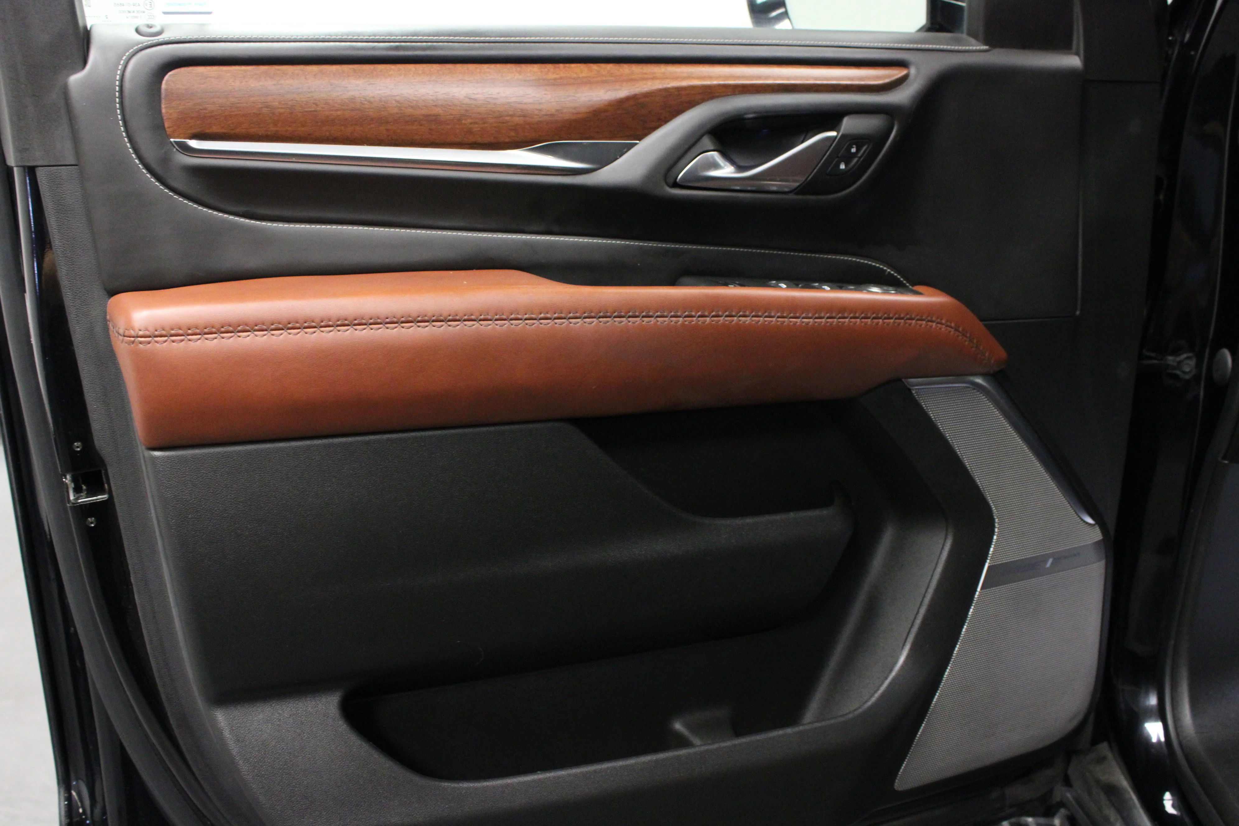 Used 2023 Onyx Black GMC Denali Ultimate image 9