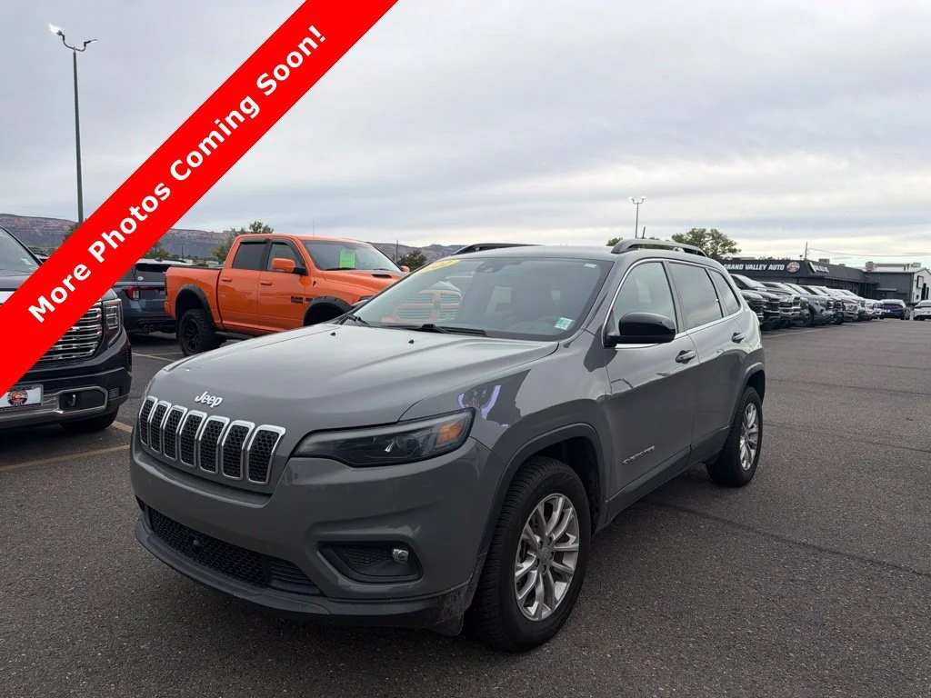 Used 2022 Gray Jeep Latitude Lux image 3
