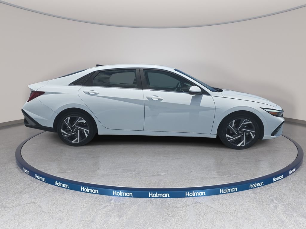 Used 2025 White Hyundai SEL Convenience image 6