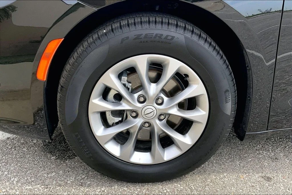2026 Chrysler Pacifica Limited - Photo 9