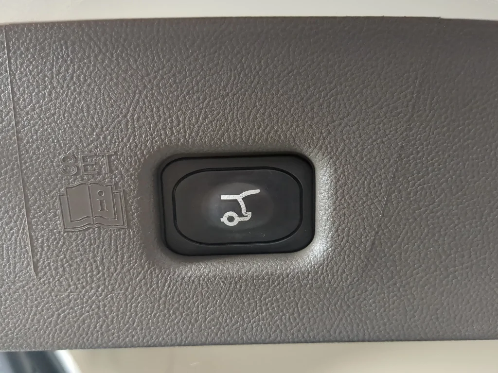 Used 2022 White Lincoln Standard image 19