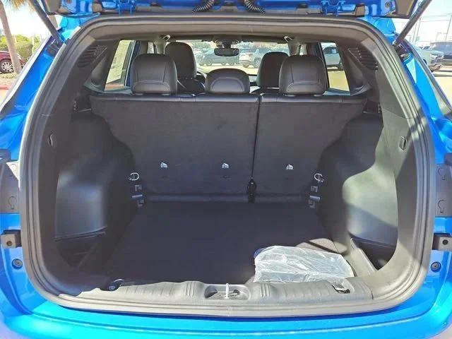 New 2026 Hydro Blue Pearl-Coat Exterior Paint Jeep Latitude image 8