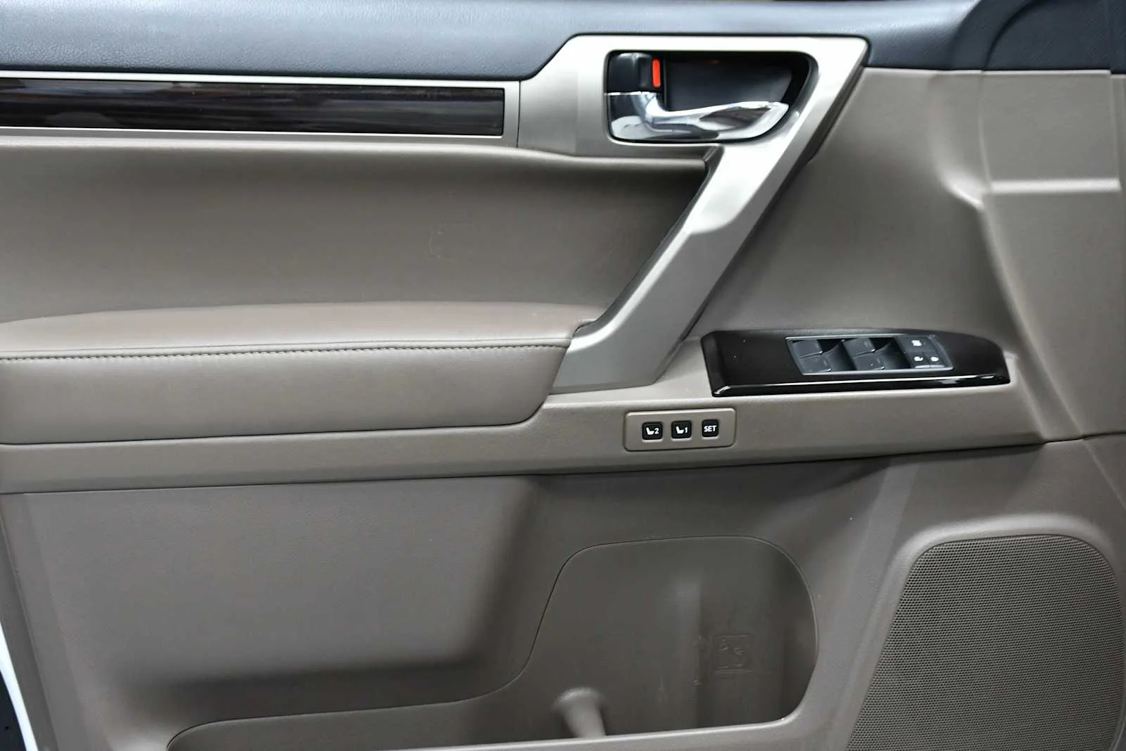 Used 2018 Starfire Pearl Lexus  image 15