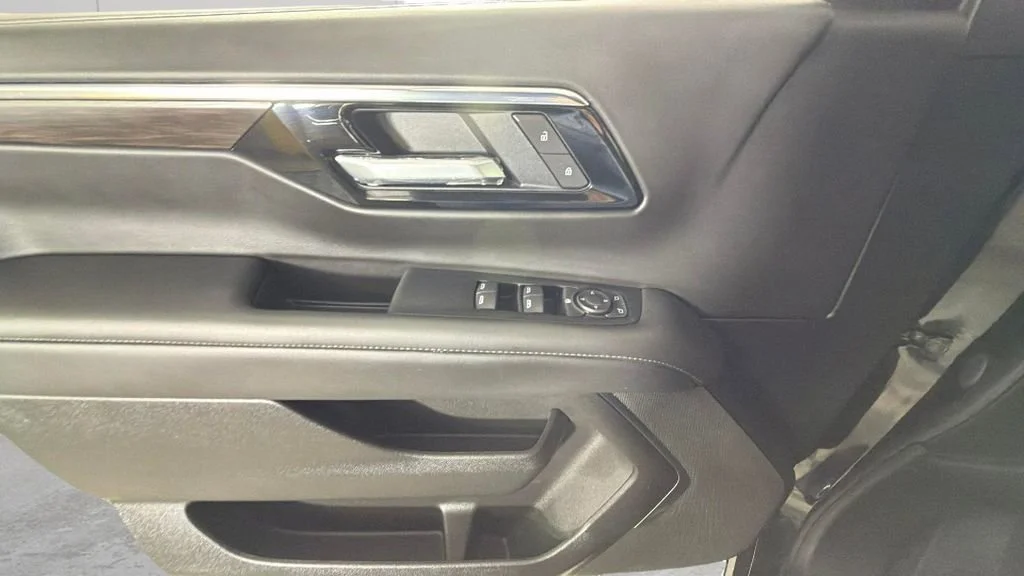 Used 2025 Black Chevrolet LS image 27