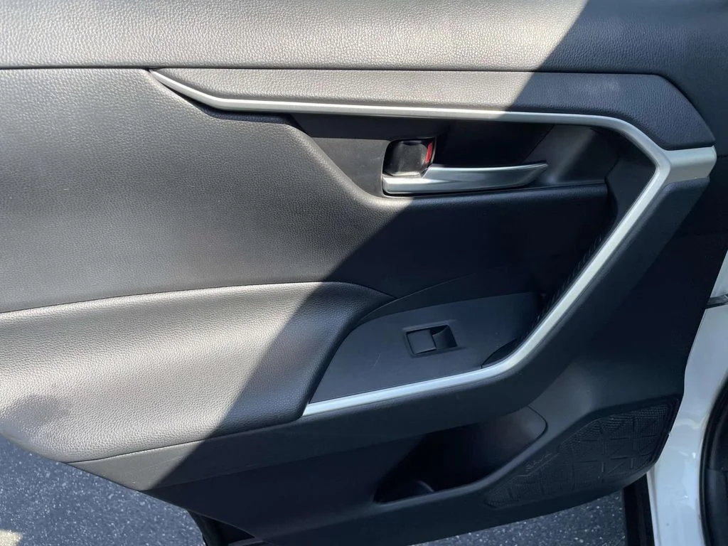 Used 2019  Toyota XLE image 13