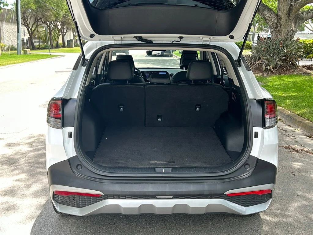 Used 2023 White Kia EX image 32