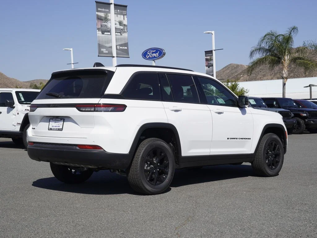New 2026 Bright White Clear-Coat Exterior Paint Jeep Laredo Altitude image 4