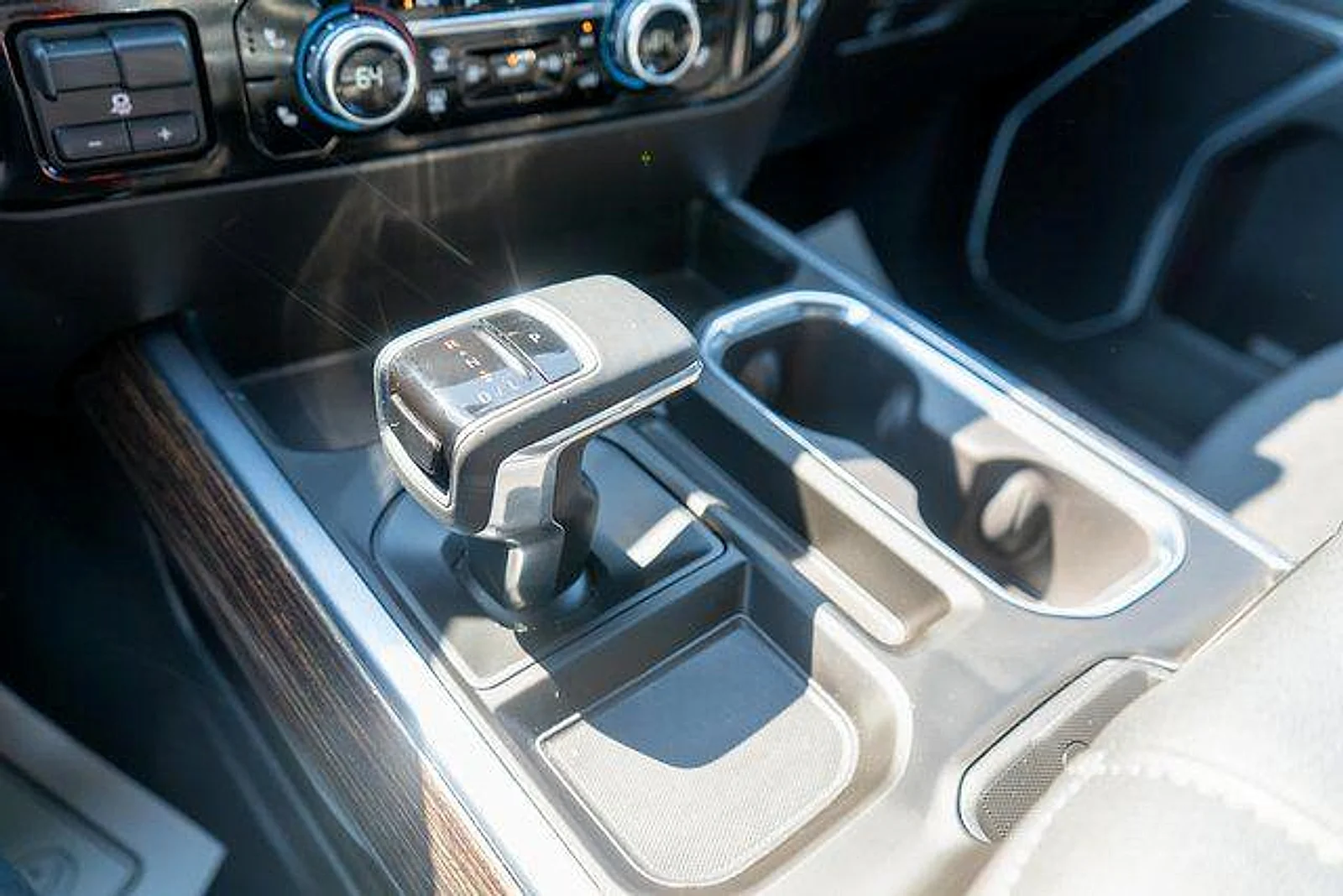 Used 2025 Summit White GMC Elevation image 27