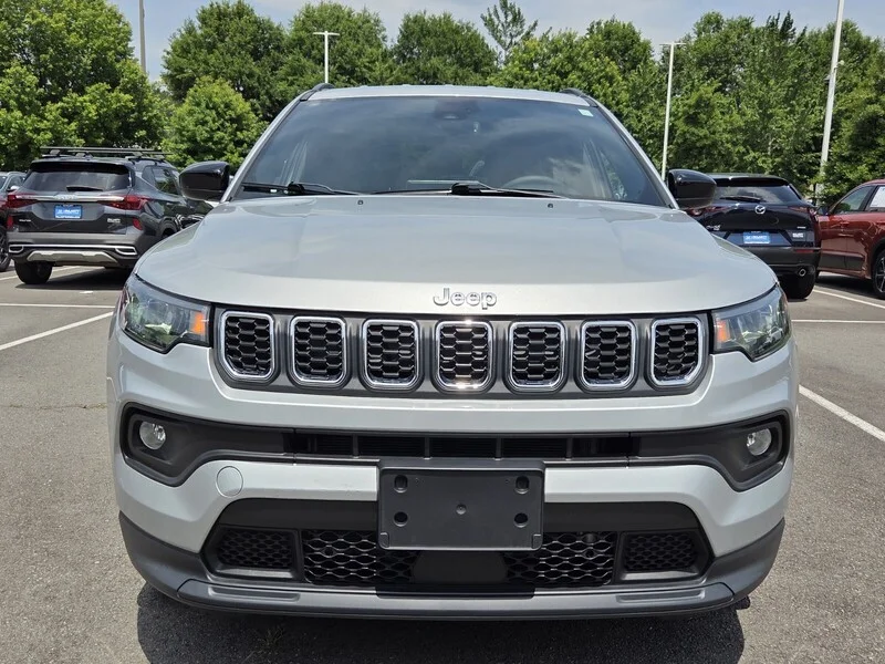 Used 2024 Silver Zynith Metallic Clearco JEEP LATITUDE image 8